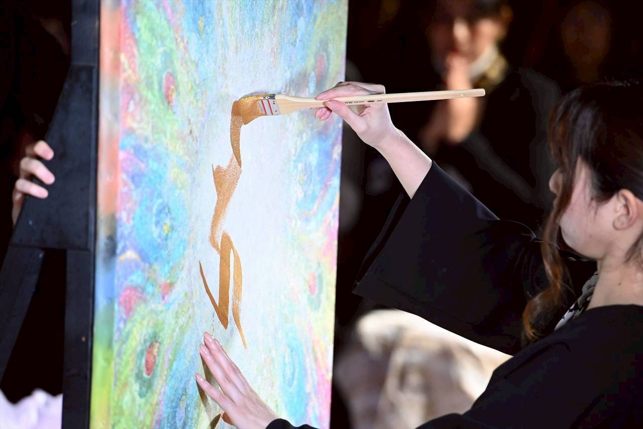 この企画は、現地で医療・人道支援活動を続ける Barefoot Doctors Group　林健太郎医師から、「失われた祈りを再び形にしたい」との提案を受け、
鎌倉高徳院の協力のもと、アーティスト umi.doodle（うみ） が制作を担当しました。
umi.doodleは、“祈り”と“癒し”を主題とした作品制作を継続しています。彼女は、作品制作の一環として、満月の下で僧侶と共に梵字を描く「BONJI」シリーズを展開しています。
umi.doodleの、これまでの活動が「失われた祈りを再び形にする」という本企画の趣旨と合致し、鎌倉・高徳院における奉納絵の制作を担当しました。